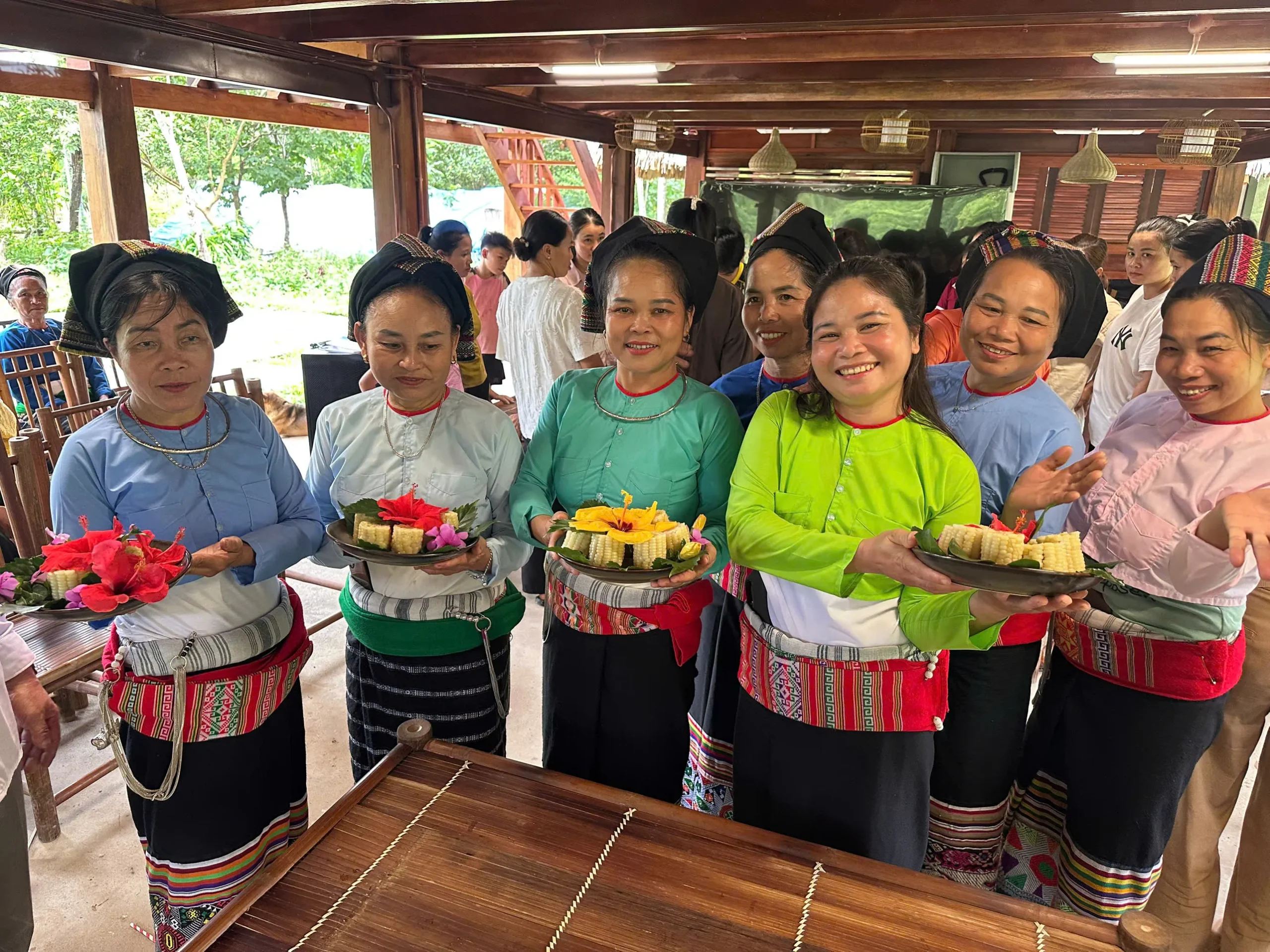 Bà con bản Thái mời du khách thưởng thức ẩm thực truyền thống