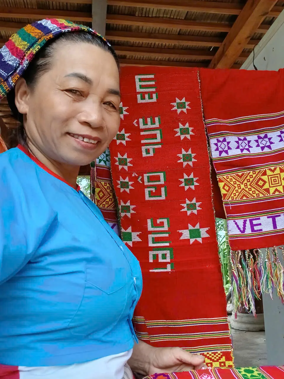 Khăn Piêu và dệt thổ cẩm