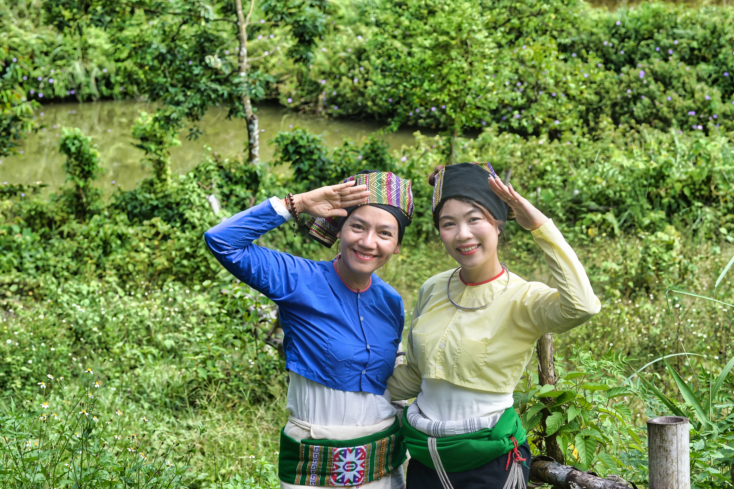 Thiếu nữ Thái bên khung dệt