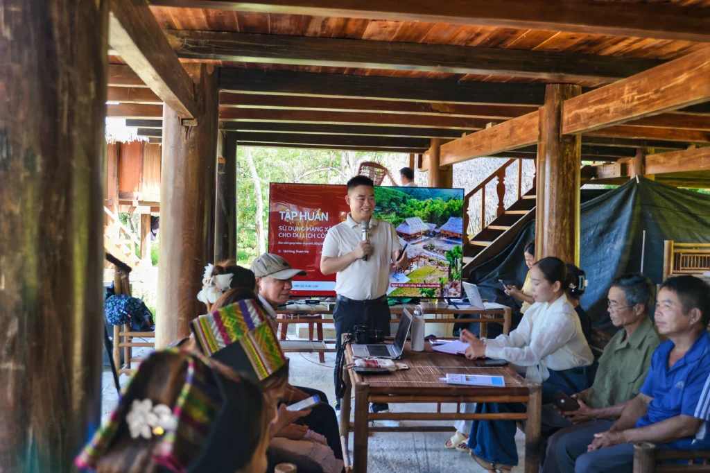 Bùi Xuân Luân hướng dẫn người dân Tân Hùng sử dụng Google Maps trong hoạt động du lịch cộng đồng.