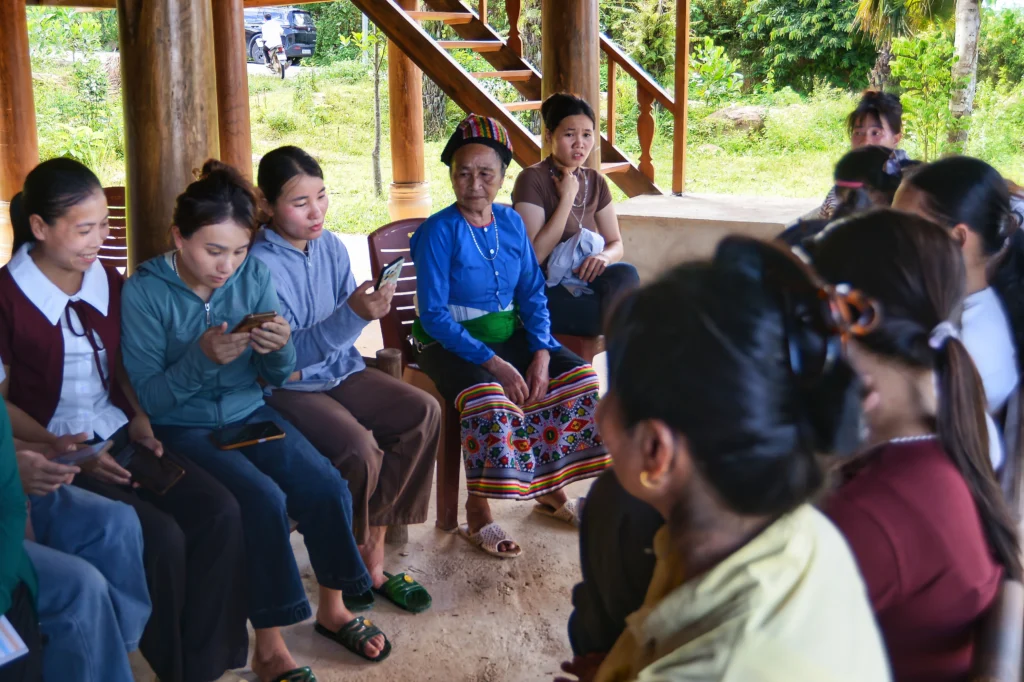 Người dân Tân Hùng thực hành tạo địa điểm và cập nhật hình ảnh trên điện thoại.