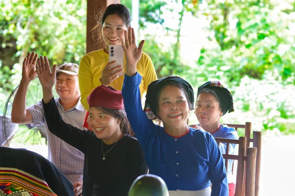 Người Thái ở Tân Hùng kể chuyện bản làng bằng điện thoại