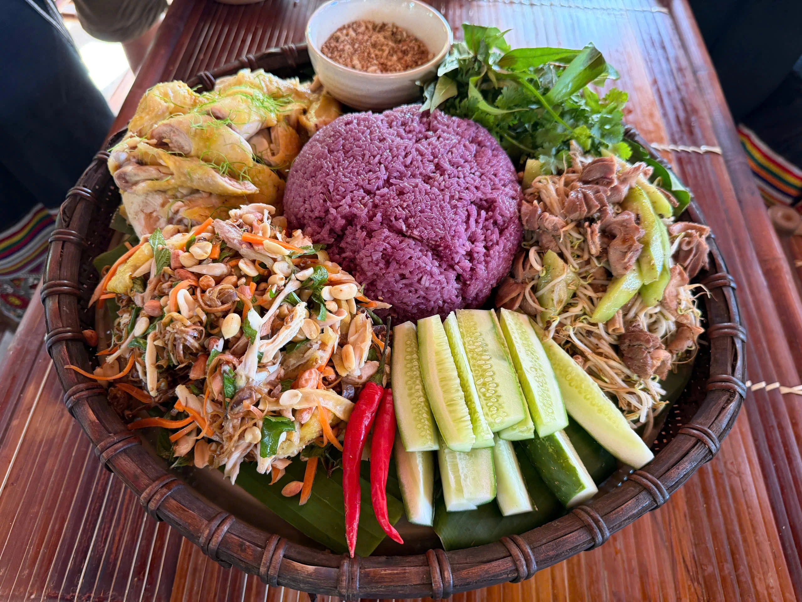 Mâm cơm mẹt người Thái