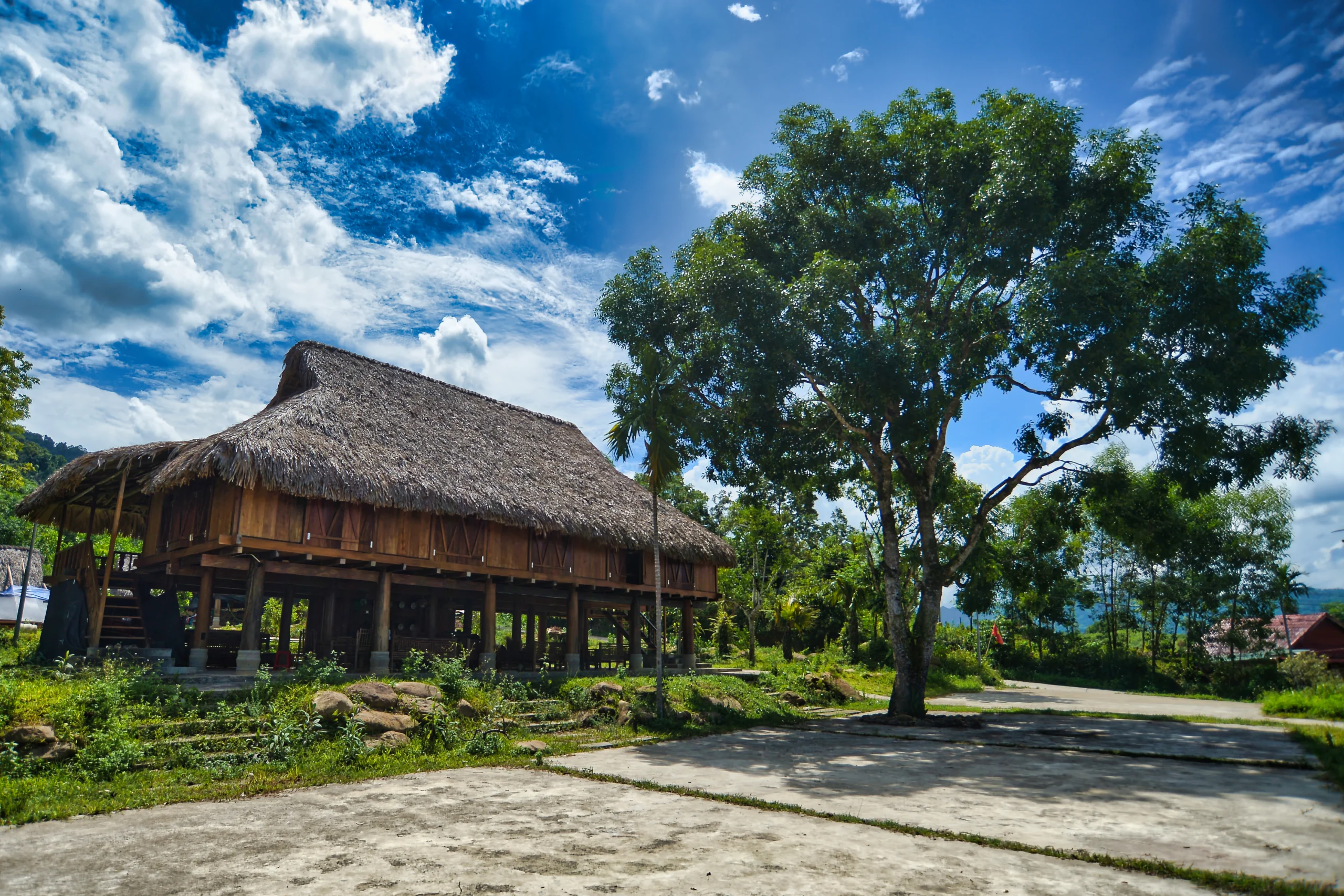 Nhà sàn tại Làng cổ Tân Hùng