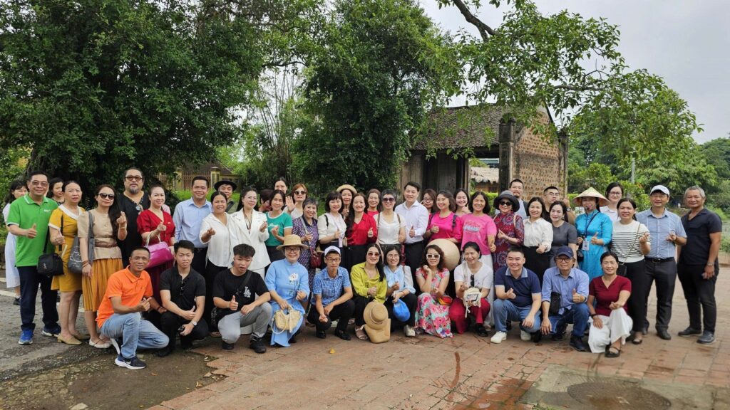 Du khách check in tại cổng làng cổ Đường Lâm